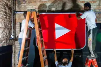 YouTube supera celular e lidera mudança no consumo de TV conectada no Brasil YouTube supera celular e lidera mudança no consumo de TV conectada no Brasil