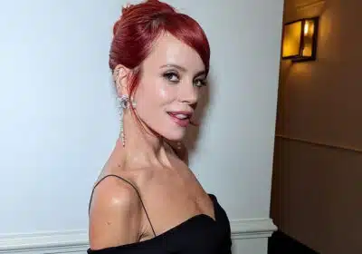Lily Allen revela traição e fim de casamento com David Harbour em álbum Lily Allen revela traição e fim de casamento com David Harbour em álbum