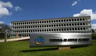 Relator no TCU libera governo para buscar piso da meta fiscal; julgamento suspenso por 30 dias Relator no TCU libera governo para buscar piso da meta fiscal; julgamento suspenso por 30 dias