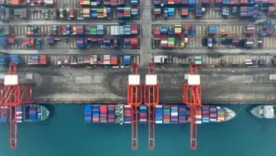 China retalia com taxas sobre navios americanos e intensifica disputa marítima China retalia com taxas sobre navios americanos e intensifica disputa marítima