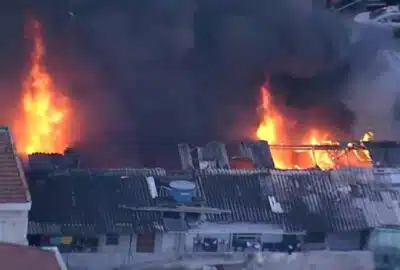 Incêndio em galpão na Liberdade mobiliza oito viaturas e equipes de combate Incêndio em galpão na Liberdade mobiliza oito viaturas e equipes de combate
