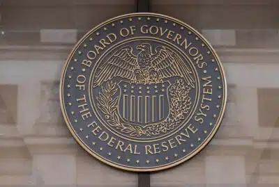 Federal Reserve revisa expectativas: inflação cai, mas desemprego preocupa Mercado