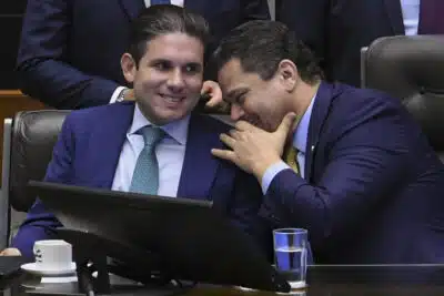 Lula sanca lei com ausência de presidentes do Congresso e tensão política!