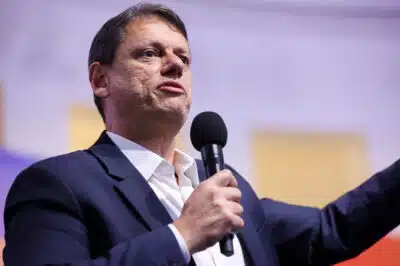 Governador critica Lula e aponta rejeição alta de 50% no Brasil