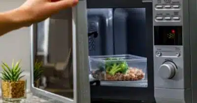 Micro-ondas: Truque com Vinagre Ganhando Popularidade e Limpeza em 1 Minuto!