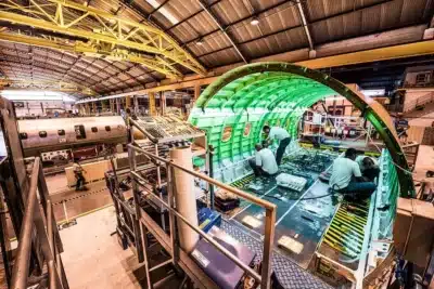 Embraer: Lucros caem, mas carteira de pedidos atinge novo recorde em 2025