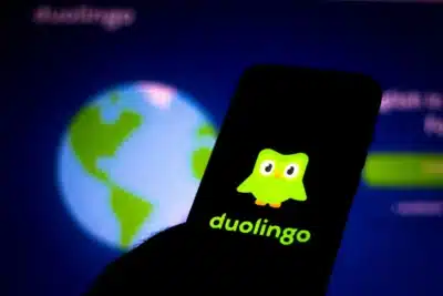 Duolingo surpreende: IA impulsiona produtividade, sem cortes de pessoal