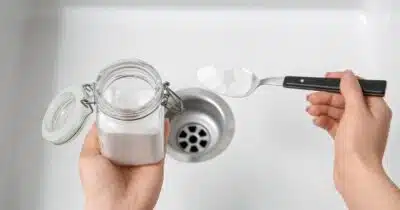 Bicarbonato e Vinagre Desentupem Ralos em Segundos? Veja o Passo a Passo!