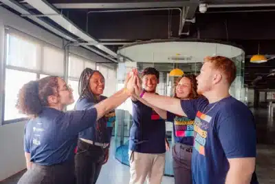 Jovens talentos: socioaprendizagem impulsiona empregos e futuro do trabalho!