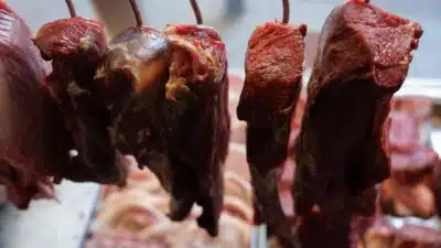 Brasil e EUA buscam reduzir tarifas de carne para os EUA em negociações tensas