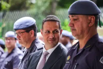 Tarcísio enfrenta turbulência: Secretários anunciam saídas e futuro em xeque!