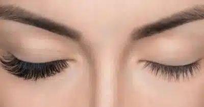Mulheres conquistam cílios volumosos e alongados em casa: guia passo a passo!