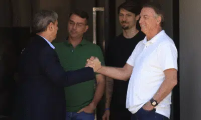 Bolsonaro e Tarcísio se encontram: estratégia política para 2024 em foco