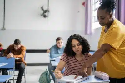 Reforma do Ensino Médio: Críticas e Desafios nas Redes Estaduais