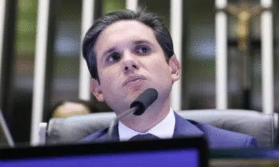 Deputado Foge para os EUA e Proíbe Votação Remota em Caso Polêmico