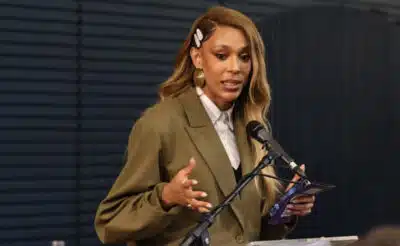 Deputada Erika Hilton Acha que Nikolas Ferreira Usou Celular em Bolsonaro