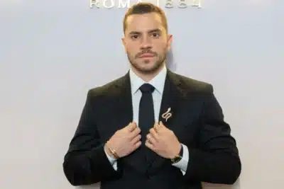 Ator Vini Jr. Brilha com Bvlgari na Pinacoteca e Reforça Parceria Cultural