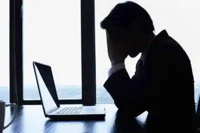 Benjamin Laker alerta: Excesso de disponibilidade no trabalho pode prejudicar carreira e saúde