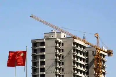 Vanke enfrenta crise: adiantamento de dívida e alerta de novos calotes no setor imobiliário chinês