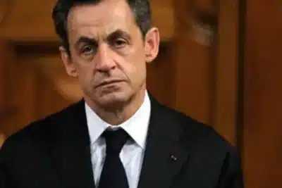 Ex-presidente Sarkozy permanece sob custódia na França após decisão judicial