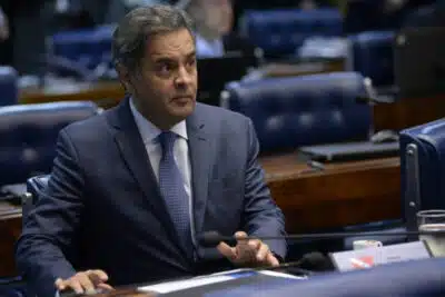 Aécio Assume Liderança do PSDB em Retorno Após Crise e Pressão
