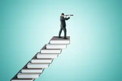 Julie Thomas: Renovação de Clientes é Chave para Crescimento Sustentável em 2025