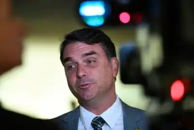 Bolsonaro e Flávio: Dúvidas Urgentes Reveladas em Nova Pesquisa de Opinião!