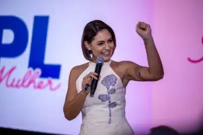 Michelle Bolsonaro Visita Sede da Polícia Federal e Reavalia Agenda de Bolsonaro em 2026