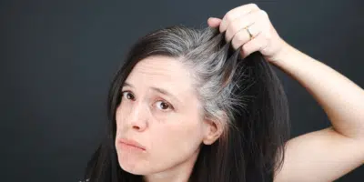 Mulheres acima de 50 atraem soluções: 2 óleos naturais para cobrir cabelos brancos!