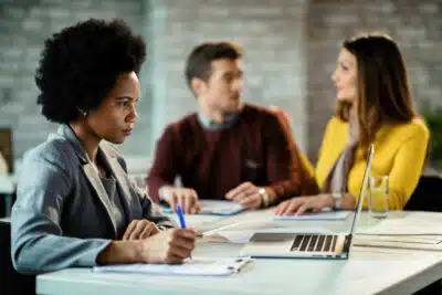 Nubank e outras empresas repensam escritórios: o futuro do trabalho em 2026!