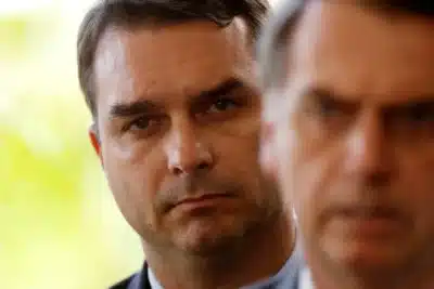 Flávio Bolsonaro Lança Candidatura à Presidência em 2026 com Apoio de Bolsonaro