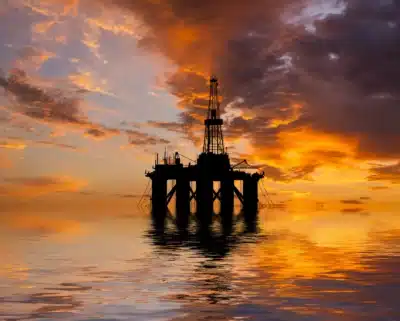 Petróleo em Alta: Tensão Geopolítica e Crise Global Impactam Preços e Ações!