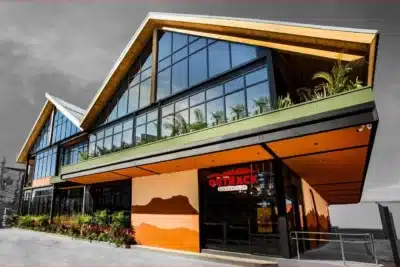 Redes de restaurantes buscam expansão no varejo tradicional após desafios em shoppings