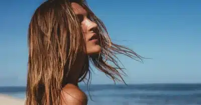 Cabelos Perfeitos na Praia: 6 Dicas Essenciais para Proteger e Revitalizar Seus Fios em 2025