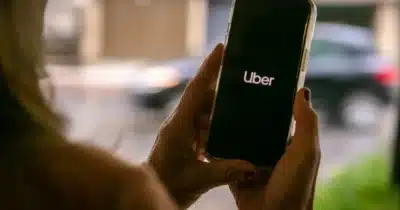Uber lança recurso inovador para passageiros com cães-guia e garante acessibilidade em viagens