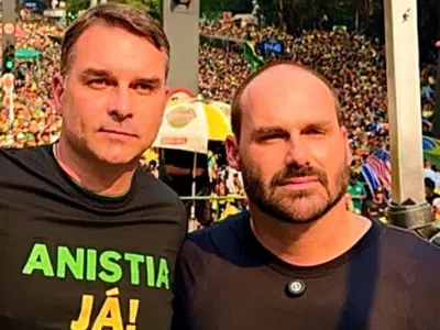 Flávio e Eduardo Bolsonaro Participam de Conferência em Israel Contra o Antissemitismo