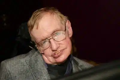 Stephen Hawking e o Mistério dos “Cabelos Macios” que Desvendam Buracos Negros!