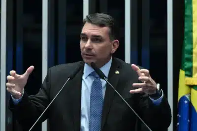 Flávio Bolsonaro: Estratégias Polêmicas e Busca por Apoio para 2026!