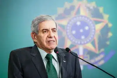Heleno Busca Prisão Domiciliar: Perícia Médica Aprofundada e Controvérsias no Caso Bolsonaro