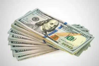 Dólar em alta contínua no Brasil: fatores políticos e econômicos influenciam mercado