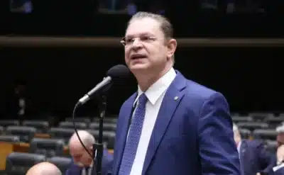 Flávio Bolsonaro Explica Dinheiro e Abafa em Operação Galho Fraco!