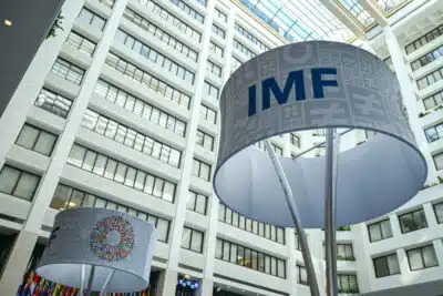 FMI Alerta: Comércio Global Desacelera e Projeta Recuperação para 2027!