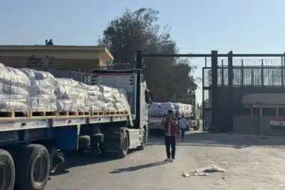 Israel reabre fronteira de Rafah em busca de restos de refém e incêndio na UNRWA!