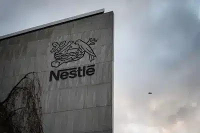 Nestlé enfrenta crise global por contaminação de fórmulas; China critica e prejuízos disparam!