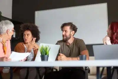 Inteligência Organizacional: Como Liderar Equipes Multigeracionais com Sucesso!