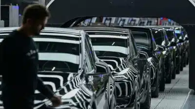 Tesla Enfrenta Excesso de Capacidade e Desafia Elon Musk a Reinventar o Futuro