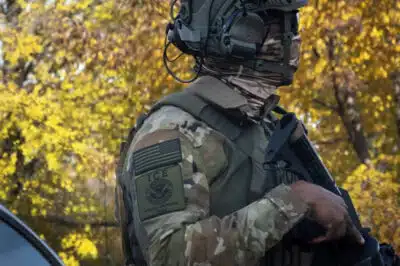 ICE Atira em Manifestante Fatal em Minneapolis: Terrorismo Doméstico?