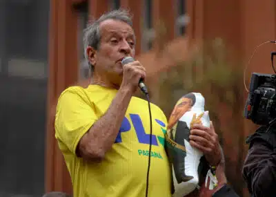 Flávio Bolsonaro Acelera na Disputa à Presidência com Apoio do Centrão!