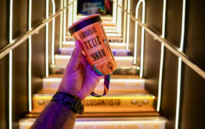 Camarote 011 Inova com Copos Reutilizáveis e Combate Resíduos no Carnaval 2026!