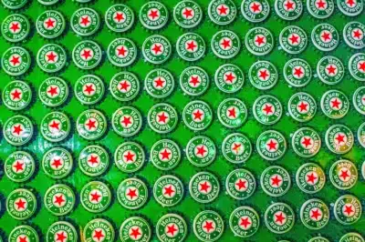 Heineken em Crise: Ações Caem com Saída de CEO e Futuro Incerto!